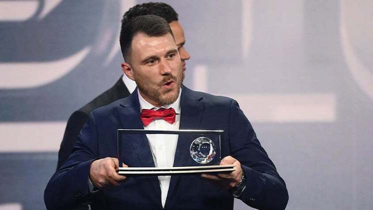Marcin Oleksy, polonês amputado, foi o vencedor do prêmio Puskas de gol mais bonito da temporada.