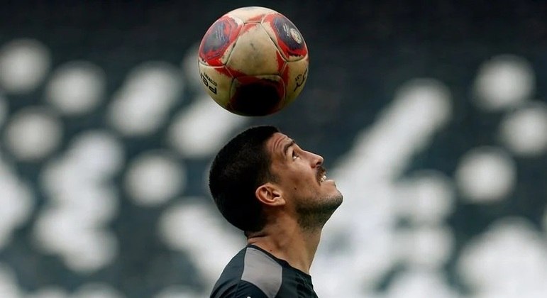 Marcinho controla bola em treino do Botafogo; jogador foi indicado pelo ex-técnico Chamusca