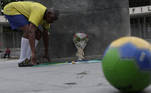 Marcio da Silva, que trabalha fazendo embaixadinhas no Maracanã, presta homenagem a Pelé