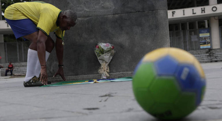 Marcio da Silva, que trabalha fazendo embaixadinhas no Maracanã, presta homenagem a Pelé