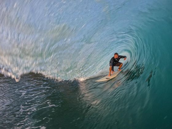 Os amigos então ficaram conhecidos como os Mad Dogs por desafiar, entre outros grandes locais do surfe, a poderosa onda de Jaws, no Havaí