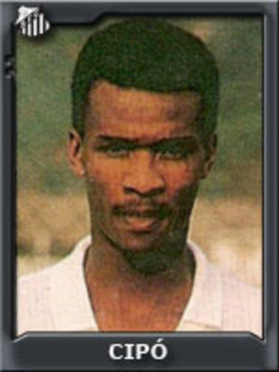 Marco Antonio Cipó ficou marcado por defender o Santos na década de 90 e já ter sido chamado de Novo Pelé. O principal motivo para o ex-jogador receber esse apelido é o fato de ele também ter nascido em Três Corações, em Minas Gerais, a mesma cidade onde o Rei nasceu. Para infelicidade de Cipó, o seu futebol não vingou no Peixe e o seu destino foram alguns clubes menores do interior de São Paulo