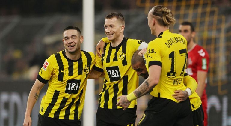 Marco Reus comemora gol do Borussia Dortmund contra o Colônia