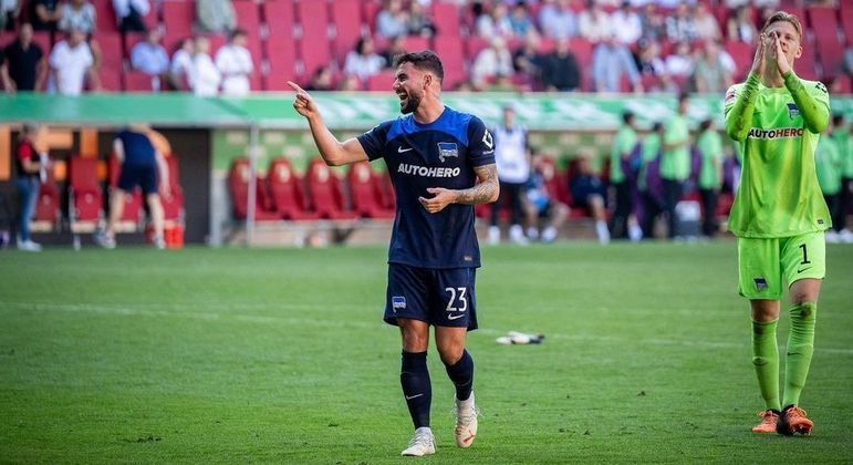 Marco Richter cumpriu a 'Lei do ex' e marcou o gol contra o seu ex-clube, o Augsburg
