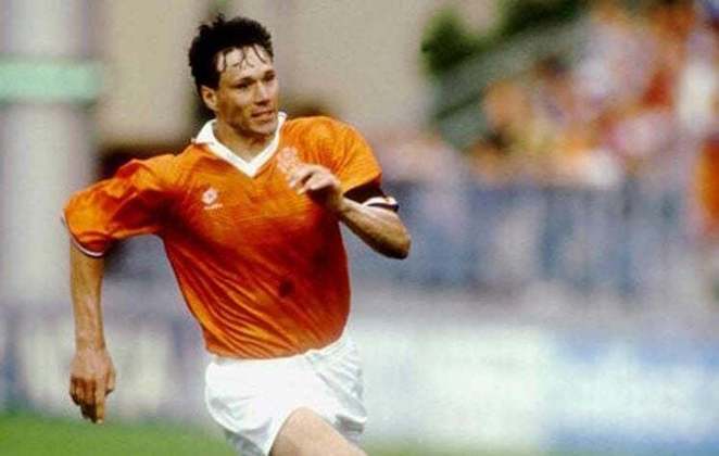 MARCO VAN BASTEN - O atacante holandês fez história no Milan no começo da década de 90, quando venceu o prêmio de Bola de Ouro nas temporadas de 1989 e 1992. Pela seleção holandesa disputou o Mundial de 1990, quando a Holanda foi eliminada nas oitavas de final para a Alemanha. 