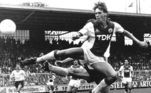 Van Basten surgiu no futebol aos 17 anos, cria das categorias de base do Ajax. O atacante impressionava por sua explosão muscular, pela habilidade com a bola nos pés e, é claro, pelo faro de gol. Na Holanda, o jogador foi tricampeão nacional (1982, 1983 e 1985) e marcou incríveis 152 gols em 172 jogos, uma média impressionante de quase uma bola na rede por jogo. O talento mostrado credenciou-o a voos mais altos, e o centroavante se transferiu para o Milan em 1987