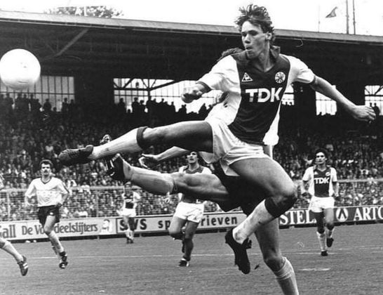 Van Basten surgiu no futebol aos 17 anos, cria das categorias de base do Ajax. O atacante impressionava por sua explosão muscular, pela habilidade com a bola nos pés e, é claro, pelo faro de gol. Na Holanda, o jogador foi tricampeão nacional (1982, 1983 e 1985) e marcou incríveis 152 gols em 172 jogos, uma média impressionante de quase uma bola na rede por jogo. O talento mostrado credenciou-o a voos mais altos, e o centroavante se transferiu para o Milan em 1987