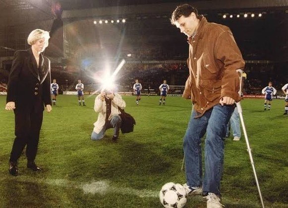 Depois de inúmeras cirurgias, Van Basten disputou sua última partida oficial da carreira, na final da Champions League contra o Olympique de Marseille, em 1993. O jogador tinha apenas 29 anos