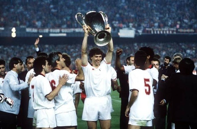 Na Itália, Van Basten foi tricampeão italiano (1988, 1992 e 1993) e bicampeão da Liga dos Campeões, em 1989 e 1990 