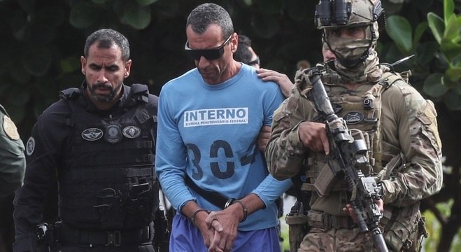 Marcola é escoltado por agentes federais ao chegar em hospital de Brasília (DF)