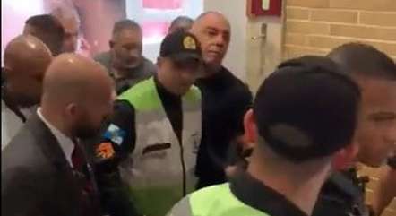 Marcos Braz sendo protegido por seguranças do shopping depois da agressão ao entregador. Vexame