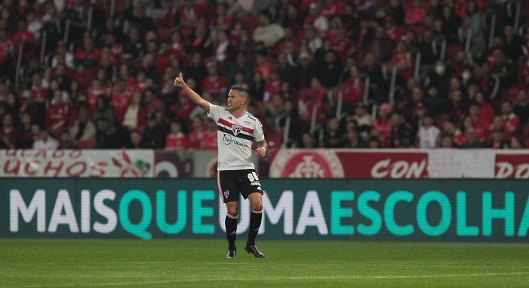 Marcos Guilherme em reestreia com a camisa do São Paulo