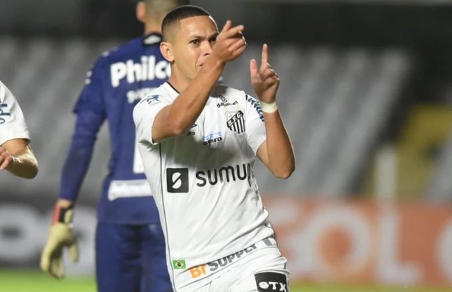 Marcos Guilherme, ponta de 26 anos, pertence ao Internacional e tem contrato até o final do ano. O atleta está emprestado ao Santos com vínculo até o meio de 2022.