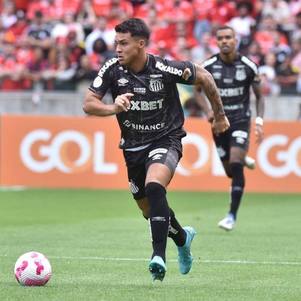 Marcos Leonardo em lance da partida no Beira-Rio