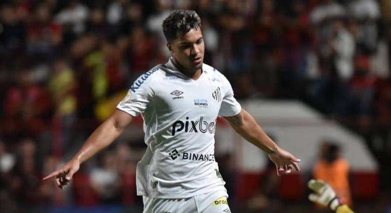 Artilheiro santista Marcos Leonardo logo após marcar seu gol em Goiânia
