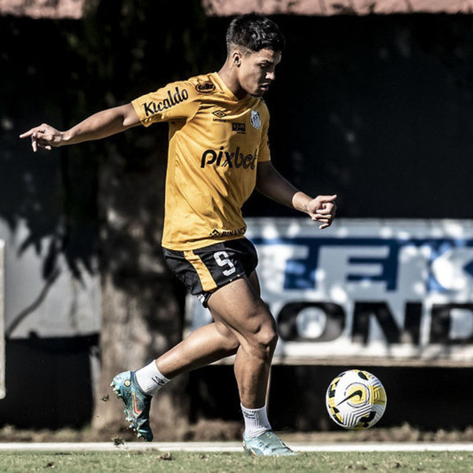 Goleador Marcos Leonardo em treino do Santos no CT Rei Pelé