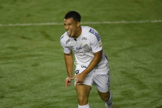 Marcos Leonardo (Santos) – 17 anos e 3 meses: o atacante estreou na vitória do Santos por 1x0 em cima do Sport, em 20/08/2020.