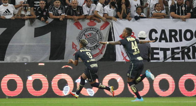 Marcos Leonardo provocou os torcedores do Corinthians ao comemorar seus gols