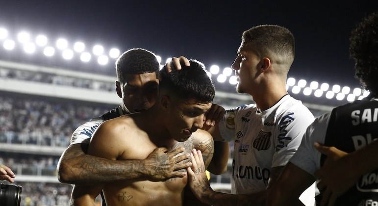 Marcos Leonardo tomou conta do ataque santista e garantiu a vitória na Vila Belmiro