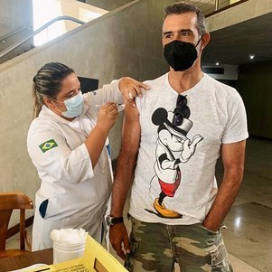 Marcos Pasquim sendo vacinado