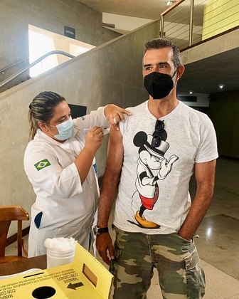 Marcos Pasquim foi vacinado contra a covid-19 no dia 15 de junho. O ator de 51 anos, que publicou o instante da imunização nas redes sociais, comemorou. 