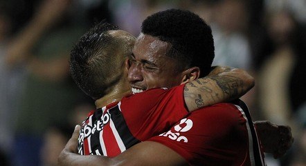 Marcos Paulo e Rafinha comemoram gol