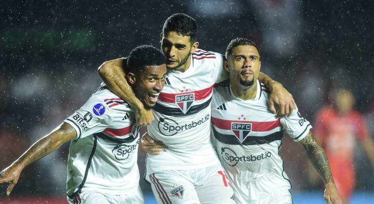 Marcos Paulo, Wellington Rato e Michel Ara&uacute;jo comemoram gol do S&atilde;o Paulo
