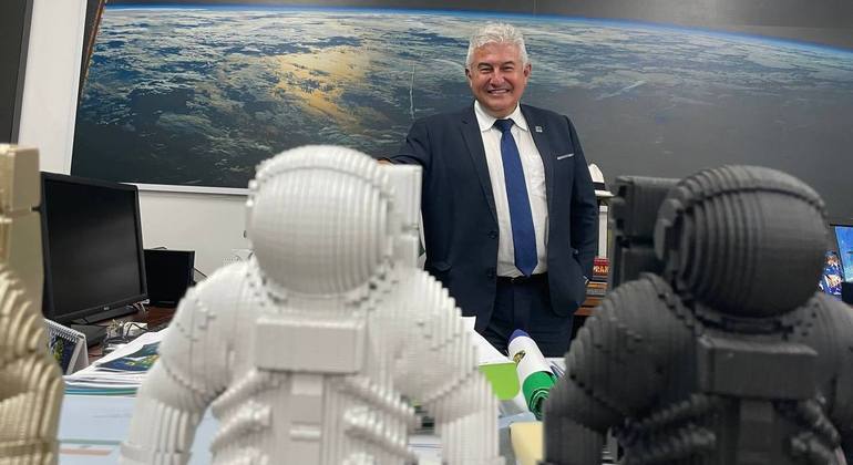Ministro Marcos Pontes em seu gabinete, no Ministério da Ciência e Tecnologia