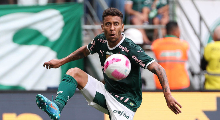 Marcos Rocha domina a bola no Allianz Parque durante o clássico entre Palmeiras e São Paulo