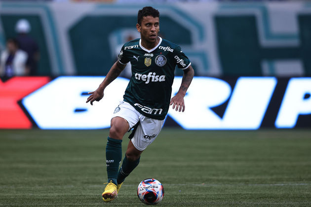 Marcos RochaO defensor palmeirense surge justamente como opção para a lateral-direita, que perdeu o reserva imediato, Daniel Alves, preso por uma acusação de estupro na Espanha. Rocha já foi convocado para defender a seleção brasileira em 2017, mas perdeu espaço durante a preparação para a Copa de 2018