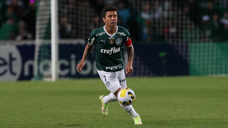Marcos Rocha domina a bola pelo Palmeiras antes de ser substituído no Couto Pereira