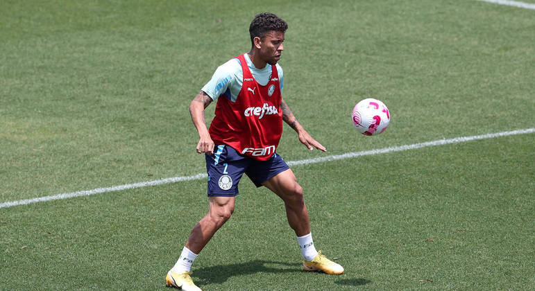 Marcos Rocha recebe a bola durante o treino do Palmeiras visando o São Paulo no Brasileirão