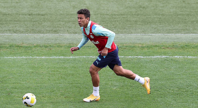 Marcos Rocha domina bola no último treino do Palmeiras visando o jogo contra o Atlético-MG