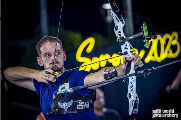 Marcus D'AlmeidaModalidade: tiro com arcoNo Pan de 2019, o 'Robin Hood brasileiro' foi medalhista de prata, e nas Olimpíadas de Tóquio obteve o melhor resultado de um arqueiro do país, ao chegar nas oitavas da disputa. Atual campeão do mundo na modalidade, é uma das medalhas ''cantadas' na projeção
