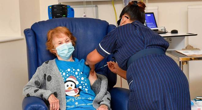 Margaret Keenan foi a 1ª pessoa a ser vacinada contra a covid no Reino Unido