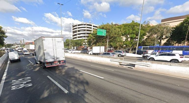 PM morreu após colisão entre caminhão e moto na marginal Tietê, em São Paulo