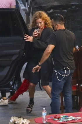 As gravações de Babylon aconteceram até tarde da noite. Margot Robbie foi fotografada com um copo grande de café gelado nos bastidores