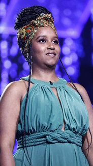 Mari Brito impressiona ao soltar a voz com We Are the World