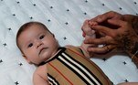 Estrela que é estrela sempre quer exclusividade e com a neta de Leonardo não é diferente. Mali 'ostentou' ao posar com um maiô da grife britânica Burberry, que custou R$ 1.180. Virginia mostrou a compra em vídeo postado no YouTube e o vendedor da loja reforçou: 'Peça única no Brasil'. A mãe da pequena completou dizendo que a filha já tem outros itens da marca. Poderosinha!Veja mais: Filha de Virginia e Zé Felipe supera famosos e alcança 4 milhões de fãs