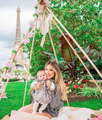 O primeiro Dia das Crianças da herdeira de Virginia e Zé Felipe foi comemorado de forma lúdica, com um piquenique com vista para a Torre Eiffel