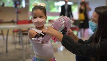 Menina de 4 anos ganha próteses feitas em impressora 3D no DF
