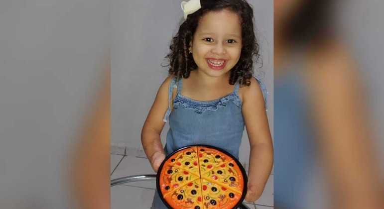 Maria Beattriz antes de receber a prótese 3D

