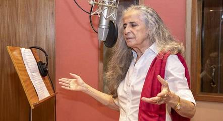 No registro, Maria Bethânia gravando o tema de “Pantanal”