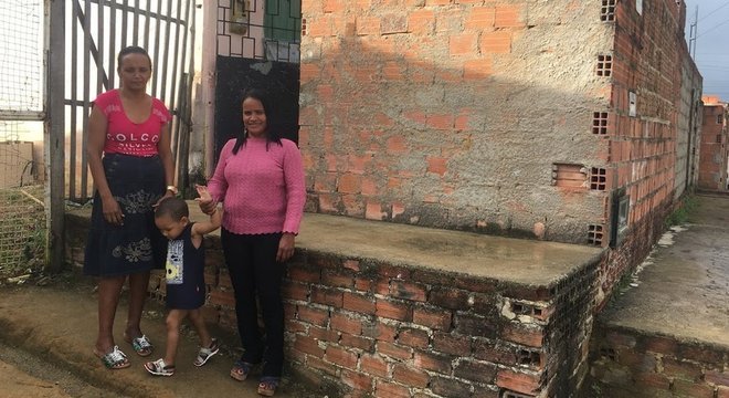Maria com o neto Erik e Alessandra, presidente de associação de famílias com microcefalia; menino faz sessões de terapia ocupacional, fonoaudiologia e fisioterapia motora