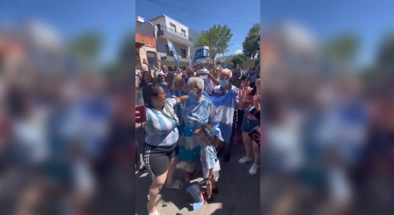 María Cristina, de 76 anos, foi às ruas de Buenos Aires festejar o tricampeonato da Argentina