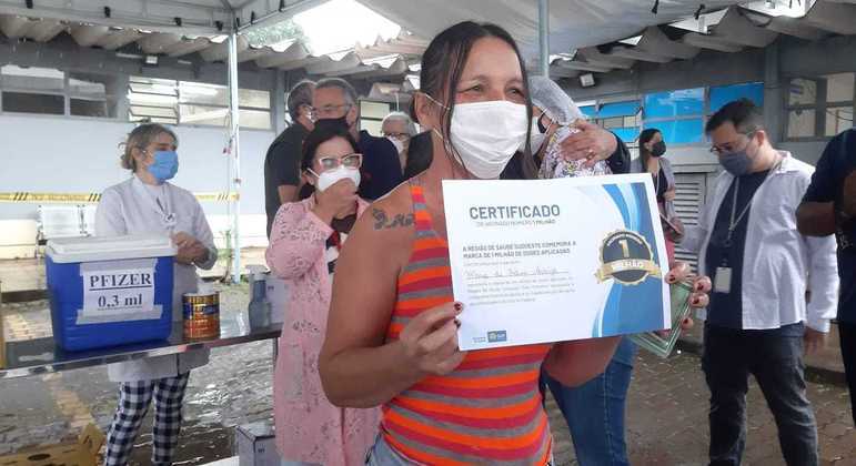 Maria de Fátima Araújo, 53 anos, tomou a milionésima vacina da região Sudoeste do DF
