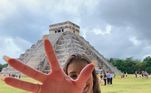 No México, Maria tentando evitar uma foto de Whindersson 