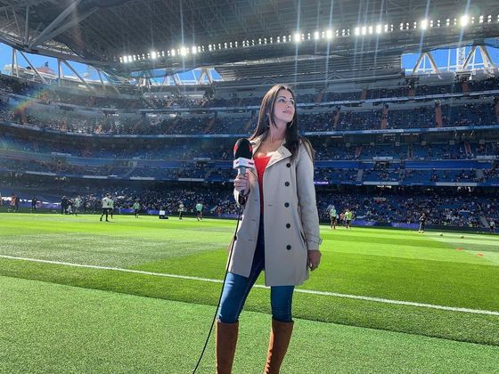 María Morán tem 34 anos, 15 deles dedicados ao jornalismo esportivo, e trabalha na emissora beIN Sports e no canal televisivo Gol, da Espanha
