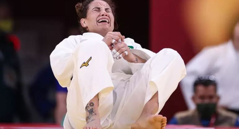 Maria Portela chorou ao ser eliminada dos Jogos Olímpicos quando perdeu para a russa Madina Taimazova.