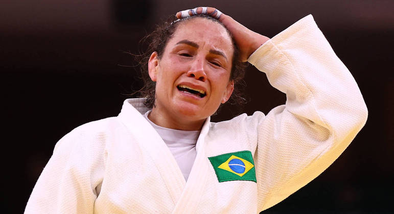 Maria Portela chora após ser eliminada por receber a terceira punição dos juízes
